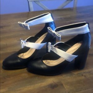 Nine West black and white bow heel